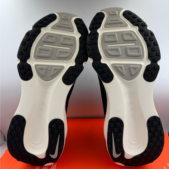 Nike Vomero 18 Wide Black Summit White BRAND NEW Size 10.5 - Picture 7 of 8